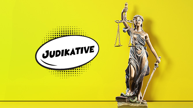 Foto: Figur der Justitia. Text: „Judikative“.